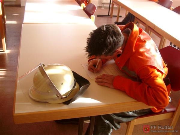 Bild 1 von 14 Für die Prüfung hatten die 12 Feuerwehranwärter ca. 15 Minuten Zeit. Gefragt wurde unter anderem wie ein Notruf abzusetzen ist, der Aufbau eines Strahlrohres oder welche Feuerwehrarten es in der Bundesrepublik gibt.