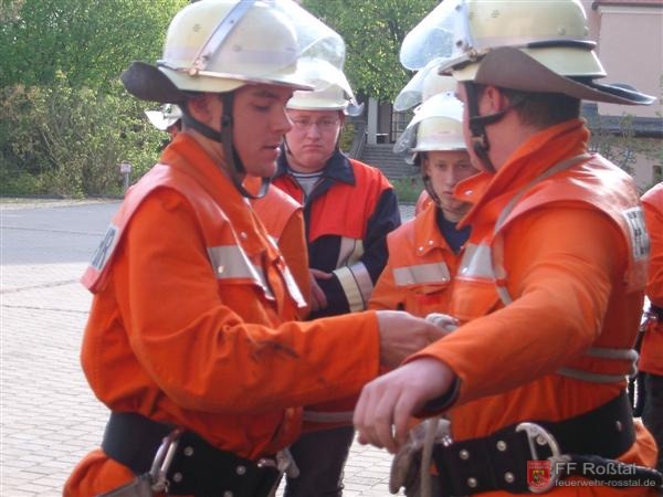 Bild 2 von 14 Anschließend ging es zum praktischen Teil der Prüfung. Hier: Anlegen eines Rettungsknotens.