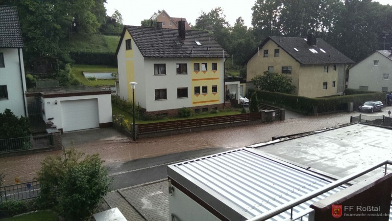 Bild 8 von 8 Abseits der Einsatzstelle Oedenreuth: Das Bild verdeutlicht die Wassermassen, zu sehen im Galgengraben, Roßtal