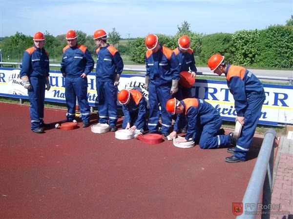 Bild 6 von 15 Zweite Übung: "Schnelligkeitsübung"Es müssen acht C-Schläuche in einer vorgegebenen Zeit ausgerollt und zusammengekuppelt werden. Die Schläuche dürfen nicht in sich verdreht sein. 