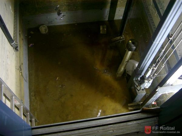 Bild 1 von 5 Wenige cm Wasser im Fahrstuhlschacht. In einem Lehrsaal stand das Wasser fast einen halben Meter hoch.