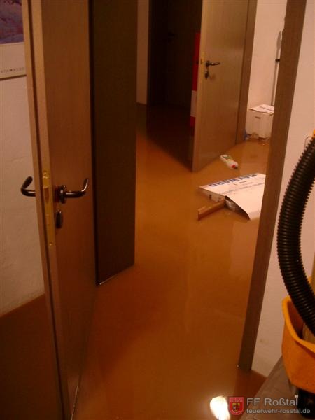 Bild 3 von 5 Keller in einem Wohnhaus unter Wasser.