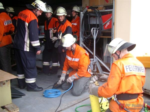Bild 3 von 19 2. Einsatz: Gefahrgutunfall beim Batterienhändler - Ein leckgeschlagenes Fass mit Säure musste abgedichtet werden und eine Person von einem umgefallenen Gerüst befreit werden. Auf dem Foto werden gerade Hebe- und Leckdichtkissen vorbereitet.