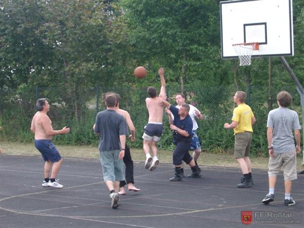 Bild 9 von 19 Dienstsport: Am Mittag wurde Basketball gespielt. Nach einer halben Stunde musste aufgrund eines Brandmelderalarms abgebrochen werden. Es stellte sich jedoch heraus, dass es ein Fehlalarm war.