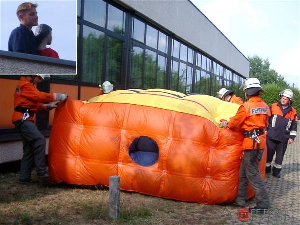 Bild 10 von 19 8. Einsatz: Suizidversuch - Eine Person droht zu springen. Während ein Notfallseelsorger versuchte beruhigend auf die Person einzureden wurde der Sprunretter aufgebaut. Der Notfallseelsorger schaffte es jedoch nicht, die Person vom springen abzuhalten und ein Dummy musste vom Sprungretter aufgefangen werden.  