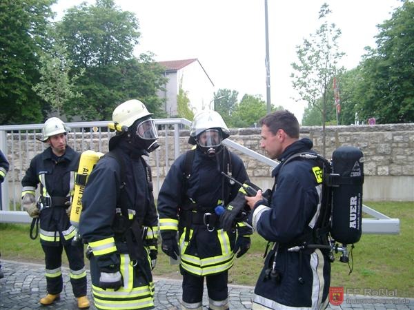 Bild 1 von 20 Brandhaus: Der Angriffstrupp bekommt Anweisungen vom Kameraden der BF Würzburg.