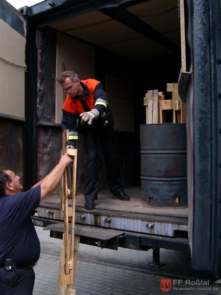 Bild 4 von 20 Brandübungscontainer: Im hinteren Teil des Containers steht ein Fass, in dem Holz aus 1,5 bis 2 Europaletten befindet. An den Wänden und der Decke werden Pressspanplatten angebracht, die durch die Hitze "ausgasen".