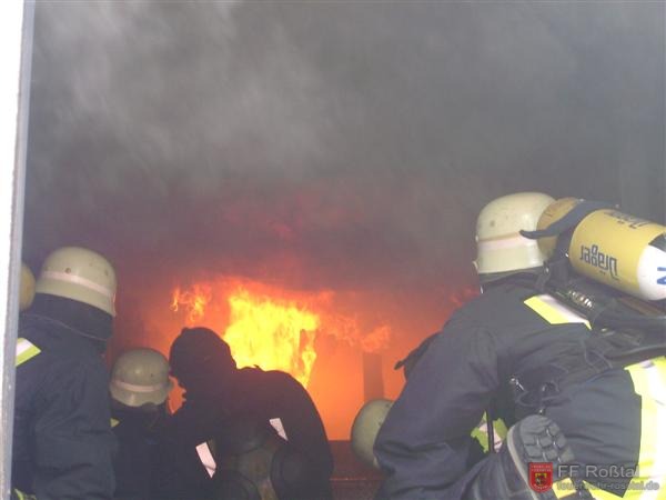 Bild 11 von 20 Brandübungscontainer: In Abständen von etwa 1 Minute entstehen nun von ganz allein die Flash-Over.