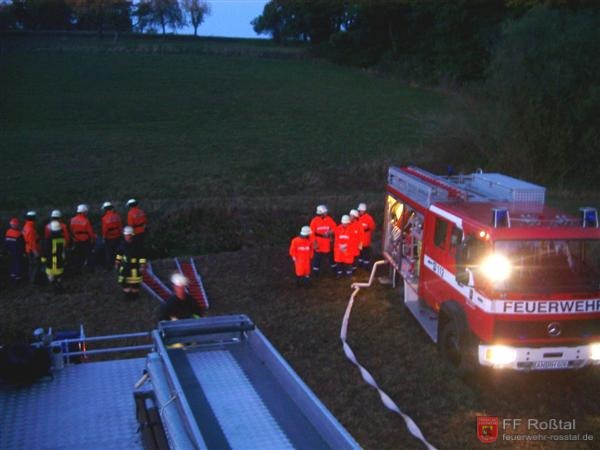 Bild 3 von 10 Beide Wehren bauen parallel aus je einem Löschfahrzeug die Wasserversorgung aus dem Bach auf.