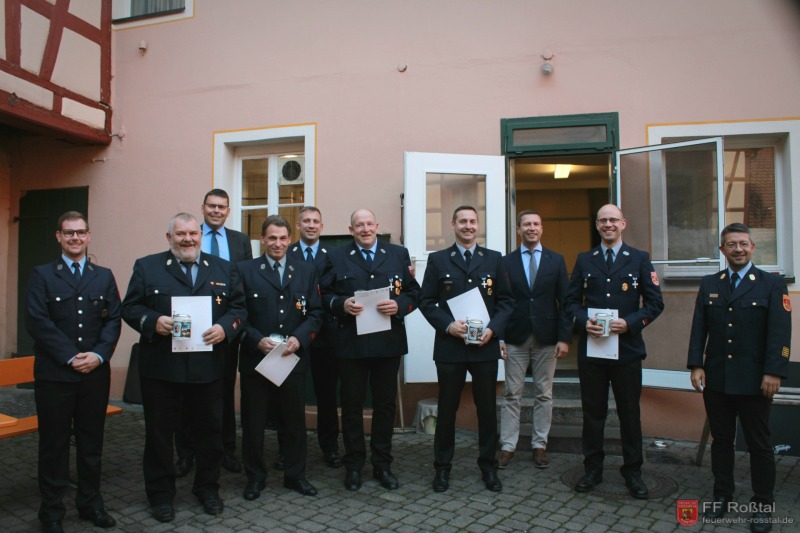 Bild 15 von 17 Die Geehrten für langjährigen aktiven Feuerwehrdienst(vlnr): Vorstand Jens Goder, 1.Kommandant Stefan Perzinger, 1.Bürgermeister Rainer Gegner, Jürgen Bauer, Stellv.Kommandant Matthias Olszewsky, Friedrich Döring, Matthias Blaß, Landrat Matthias Dießl, Tobias Volgnandt, Kreisbrandrat Frank Bauer