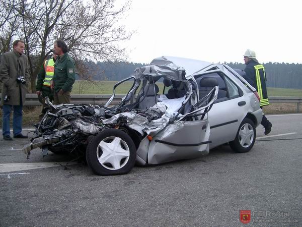 Bild 5 von 10 Das Autowrack nachdem es unter dem LKW hervorgezogen wurde.