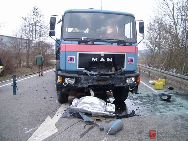 Bild 6 von 10 Wenig sichtbarer Schaden am LKW. Es liefen jedoch große Mengen Öl aus, die abgebunden wurden (rechts). Die Motorhaube des PKWs hängt am LKW.