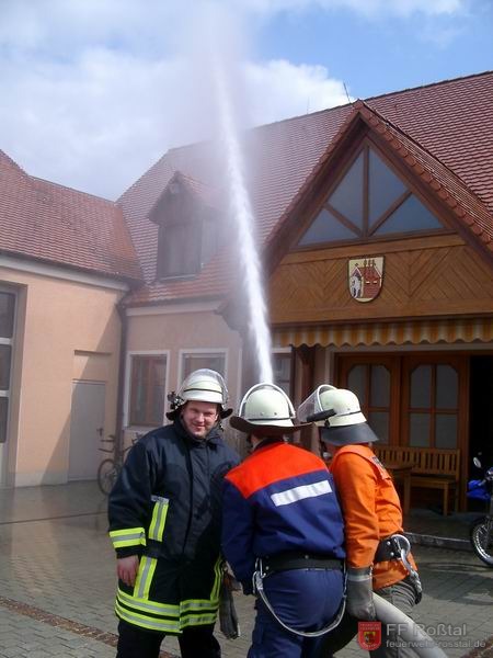 Bild 6 von 22 Auch der richtige Umgang mit einem BM-Strahrohr muss geübt werden. Ohne Mundstück beträgt der Wasserdurchsatz 800 l/min.