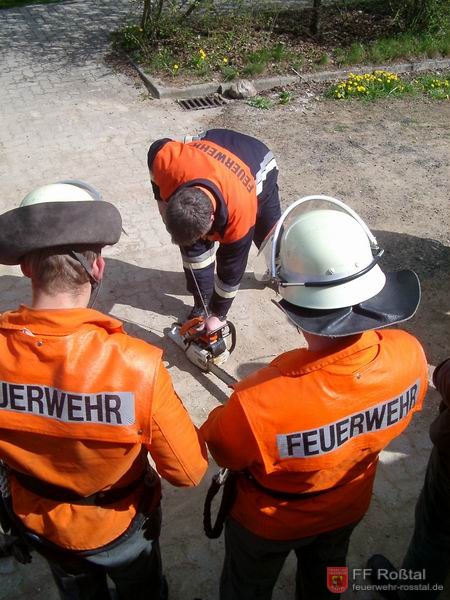 Bild 18 von 22 Einer der Ausbilder zeigt die Bedienung der Motorsäge.
