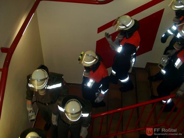 Bild 1 von 23 Die angehenden Atemschutzgeräteträger gehen gerade die Treppe runter zum Ausgang als sie wieder zurückgerufen werden...