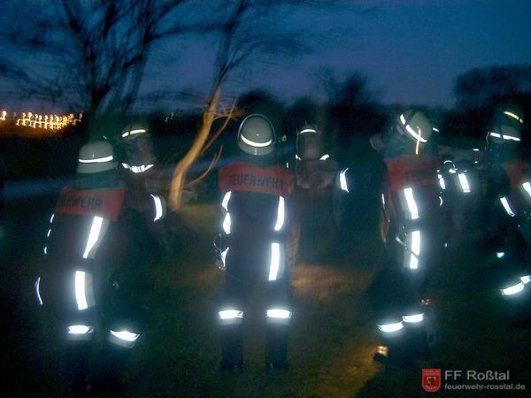 Bild 4 von 23 Schon nach wenigen Metern wird das Atmen mit Filter zur Qual. Deshalb werden nach jeweils 100 bis 200 Metern Pausen eingelegt. Hier die Gruppe beim Kniebeugen.