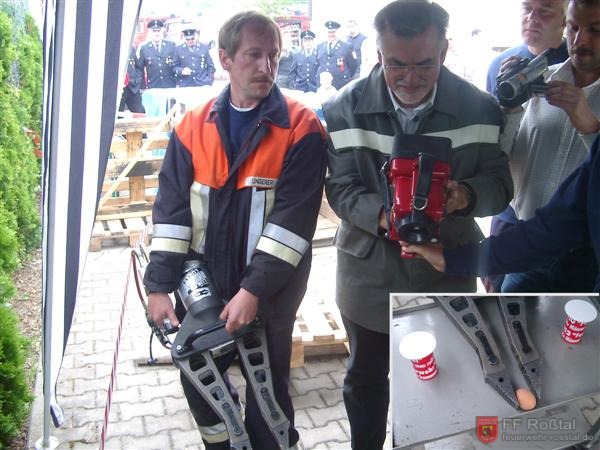 Bild 4 von 10 Anschließend musste mittels einer Wärmebildkamera das noch warme hartgekochte Ei unter einem der drei Hütchen gefunden werden.(Hier: Der 1. Bürgermeister des Marktes Roßtal mit der Wärmebildkamera)