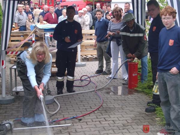 Bild 7 von 10 Der Teamkollege ist für den Wasserdruck zuständig.