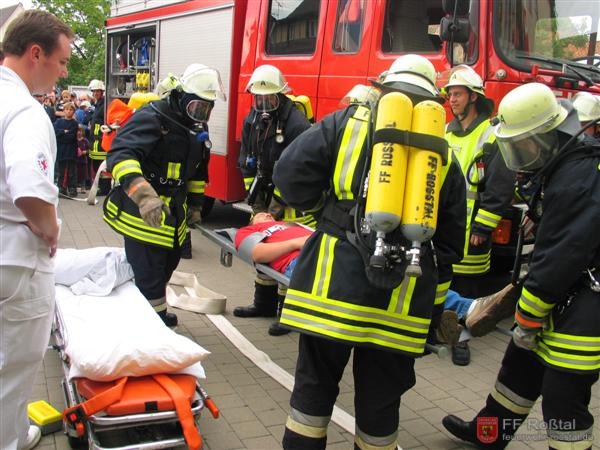 Bild 8 von 10 Schauübung an der Grundschule mit Einsatz von Atemschutz.