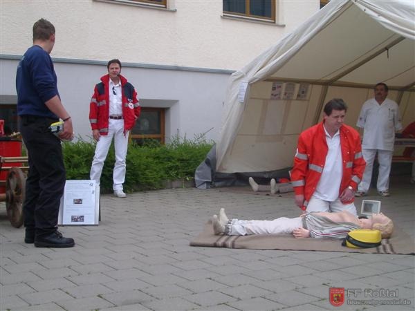 Bild 10 von 10 Vorführung des Frühdefis durch das BRK und Feuerwehrarzt der BF Fürth.