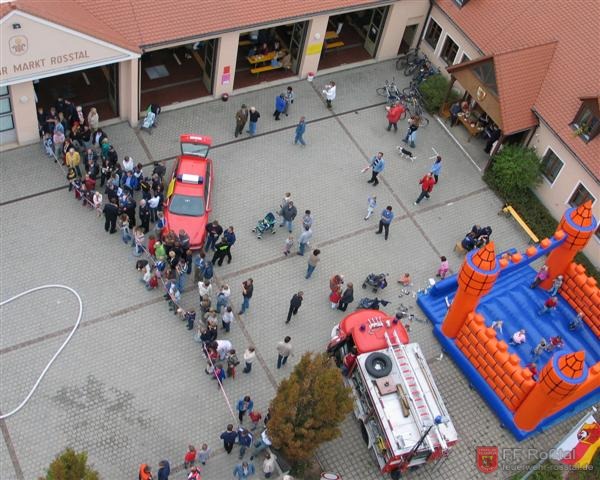 Bild 1 von 15 So stellte sich das Geschehen auf dem Feuerwehrhof vom Korb der Drehleiter dar