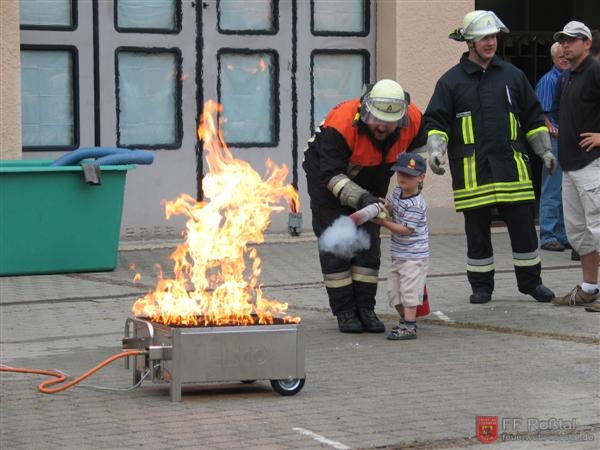 Bild 3 von 15 Früh übt sich: Löschen eines Brandes mit dem Feuerlöscher