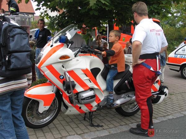 Bild 7 von 15 Ebenfalls vom BRK Fürth das Notarzt-Motorrad.