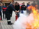 Lschen eines Feuers mit dem CO2-Lscher
  