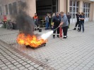 Lschen eines Feuers mit dem CO2-Lscher
  