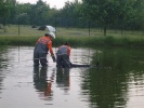 ... und das Opfer aus dem Wasser geholt.
  