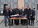 Ein Gruppenbild vor der Rodelausrstung von Sylke Otto.
  