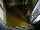 Wenige cm Wasser im Fahrstuhlschacht. In einem Leh...
  