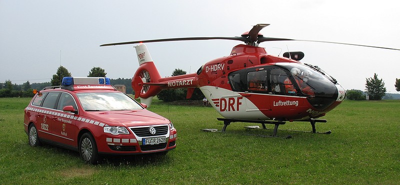 Einsatzfahrzeug 79/1 mit Rettungshubschrauber Christoph 27